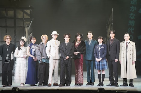 舞台「私立探偵 濱マイク-遥かな時代の階段を-」開幕直前取材より。左から西田大輔、八木ましろ、七木奏音、矢部昌暉(DISH//)、大浦龍宇一、佐藤流司、凰稀かなめ、長田光平、井澤巧麻、小泉萌香、なだぎ武。