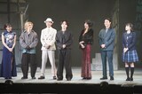 舞台「私立探偵 濱マイク-遥かな時代の階段を-」開幕直前取材より。左から七木奏音、矢部昌暉（DISH//）、大浦龍宇一、佐藤流司、凰稀かなめ、長田光平、井澤巧麻、小泉萌香。