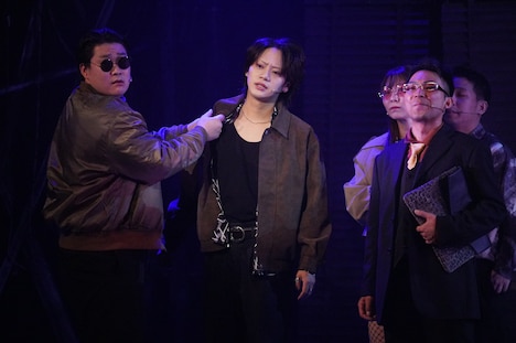 舞台「私立探偵 濱マイク-遥かな時代の階段を-」公開ゲネプロより。