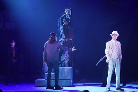 舞台「私立探偵 濱マイク-遥かな時代の階段を-」公開ゲネプロより。