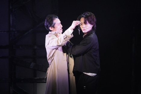 舞台「私立探偵 濱マイク-遥かな時代の階段を-」公開ゲネプロより。