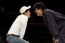 流山児★事務所創立40周年記念公演 第2弾「ハイ・ライフ」より、西沢栄治演出バージョンの様子。