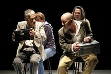 流山児★事務所創立40周年記念公演 第2弾「ハイ・ライフ」より、流山児祥演出バージョンの様子。