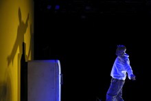 流山児★事務所創立40周年記念公演 第2弾「ハイ・ライフ」より、流山児祥演出バージョンの様子。