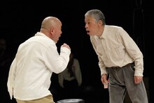 流山児★事務所創立40周年記念公演 第2弾「ハイ・ライフ」より、流山児祥演出バージョンの様子。