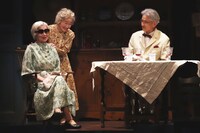 劇団民藝「八月の鯨」より。