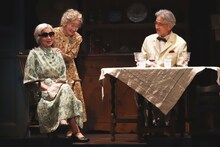 劇団民藝「八月の鯨」より。