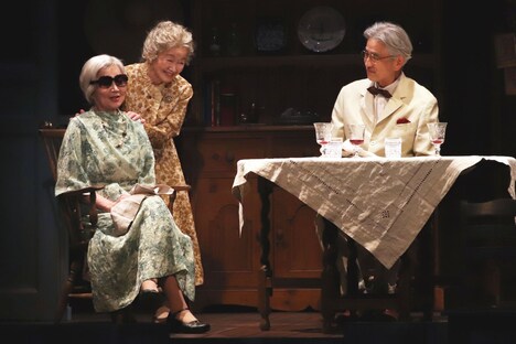 劇団民藝「八月の鯨」より。