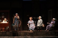 劇団民藝「八月の鯨」より。