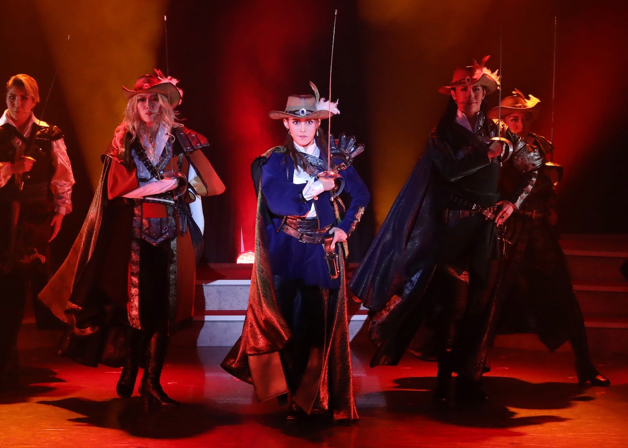 トップスター・翼和希がダルタニャンに、OSK日本歌劇団ミュージカル「三銃士」上演中