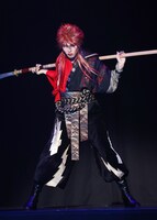 OSK日本歌劇団創立100周年記念公演「レビュー in Kyoto」第1部「陰陽師 闇の貴公子☆安倍晴明」より、椿りょう。（舞台製作：松竹株式会社、撮影：井川由香）