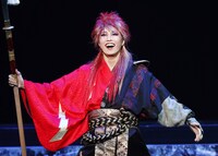 OSK日本歌劇団創立100周年記念公演「レビュー in Kyoto」第1部「陰陽師 闇の貴公子☆安倍晴明」より、椿りょう。（舞台製作：松竹株式会社、撮影：井川由香）