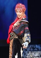 OSK日本歌劇団創立100周年記念公演「レビュー in Kyoto」第1部「陰陽師 闇の貴公子☆安倍晴明」より、椿りょう。（舞台製作：松竹株式会社、撮影：井川由香）