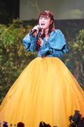 映画「白雪姫」劇中歌＆プレミアム吹替キャストお披露目イベントで歌唱する吉柳咲良。