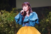 映画「白雪姫」劇中歌＆プレミアム吹替キャストお披露目イベントで歌唱する吉柳咲良。
