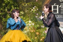 映画「白雪姫」劇中歌＆プレミアム吹替キャストお披露目イベントより。吉柳咲良（左）の歌声を絶賛する月城かなと（右）。