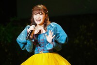 映画「白雪姫」劇中歌＆プレミアム吹替キャストお披露目イベントで歌唱する吉柳咲良。