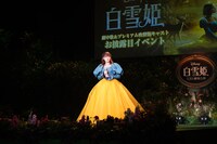 映画「白雪姫」劇中歌＆プレミアム吹替キャストお披露目イベントより。歌唱前の吉柳咲良。