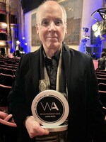 トロフィーを手にしたジョン・ケアード。