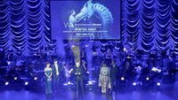 WhatsOnStage Awardsの授賞式の様子。舞台中央がジョン・ケアード。