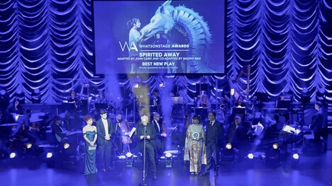 WhatsOnStage Awardsの授賞式の様子。舞台中央がジョン・ケアード。