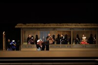 「令和7年2月文楽公演」第二部「『妹背山婦女庭訓』万歳の段」より。（提供：国立劇場、撮影：田口真佐美）