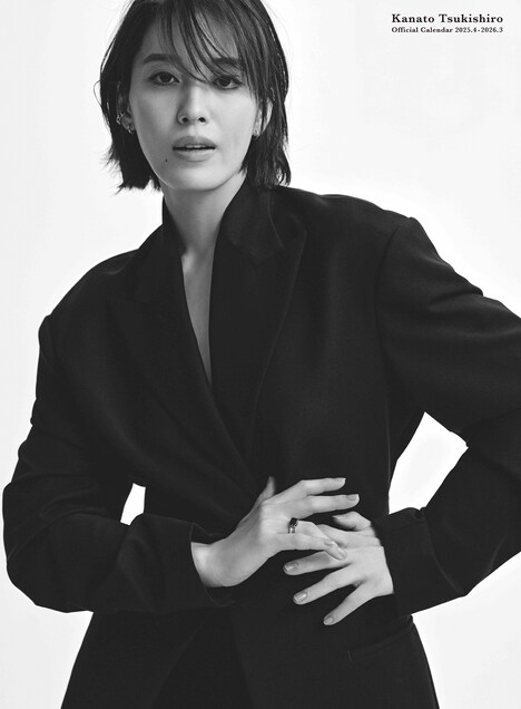 「月城かなとオフィシャルカレンダー 2025.4-2026.3」ポスターカレンダー表紙©SDP