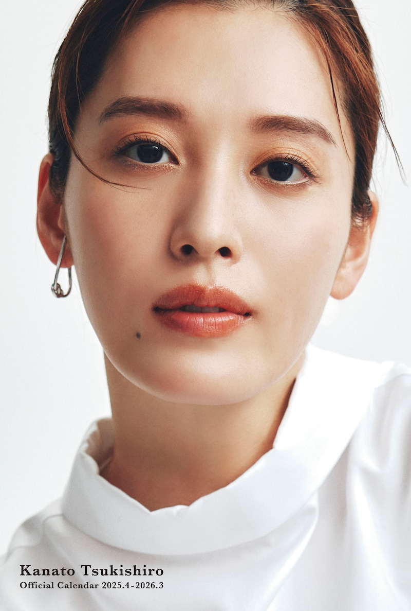 「月城かなとオフィシャルカレンダー 2025.4-2026.3」卓上カレンダー（通常版）表紙©SDP