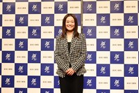 カメラマンより「今年一番の笑顔で！」と声をかけられ、ニコリと笑う吉田都。