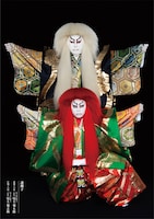 「連獅子」より、尾上菊之助改め八代目尾上菊五郎扮する親獅子の精（上）、尾上丑之助改め六代目尾上菊之助扮する仔獅子の精（下）。（撮影：岡本隆史）