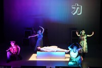 Tfactory「不思議の国のマーヤ」より。（撮影：間野真由美）