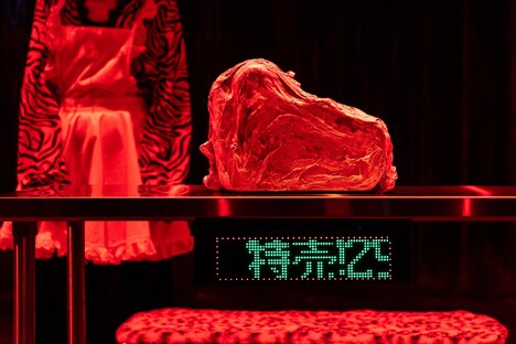 市原佐都子 / Q「キティ」より。（撮影：中谷利明）