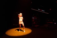 市原佐都子 / Q「キティ」より。（撮影：中谷利明）