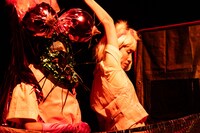 市原佐都子 / Q「キティ」より。（撮影：中谷利明）