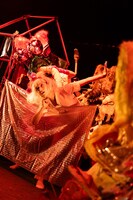 市原佐都子 / Q「キティ」より。（撮影：中谷利明）