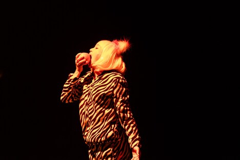 市原佐都子 / Q「キティ」より。（撮影：中谷利明）