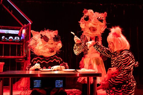 市原佐都子 / Q「キティ」より。（撮影：中谷利明）