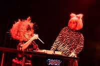 市原佐都子 / Q「キティ」より。（撮影：中谷利明）