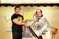 左から小島聡、中村勘九郎。©松竹