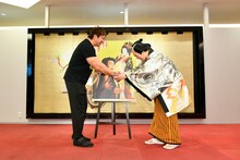 左から小島聡、中村勘九郎。©松竹