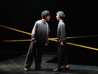 サイモン・スティーヴンス ダブルビル「ポルノグラフィ PORNOGRAPHY / レイジ RAGE」より、「ポルノグラフィ」の様子。（撮影：細野晋司）