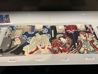 よく見ると、それぞれの顔の上にめくれる紙が…？