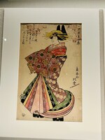 遊女姿の五代目岩井半四郎。この絵のプロデューサーは、なんと二代目蔦屋重三郎！絵の左下に注目すると、蔦屋の版元を表す“富士山形に蔦の葉”のマークが入っている。