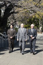 泉岳寺参拝の様子。左から片岡愛之助、片岡仁左衛門、尾上松緑。