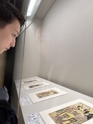 じっと役者絵に見入る、米吉の横顔を堪能。