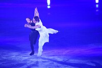 「プリンスアイスワールド2024-2025 A NEW PROGRESS BROADWAY ROCKS!」東京公演より、村元哉中（左）と髙橋大輔（右）。