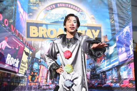 囲み取材は屋外で行われた。途中で踏切の「カンカンカン」という音が聞こえてきたため、「音声さん大丈夫ですか!?」と報道陣を気遣う織田信成。