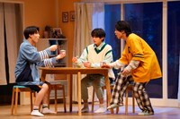 舞台「年下彼氏～君のとなりで～」より。（撮影：福羅広幸）