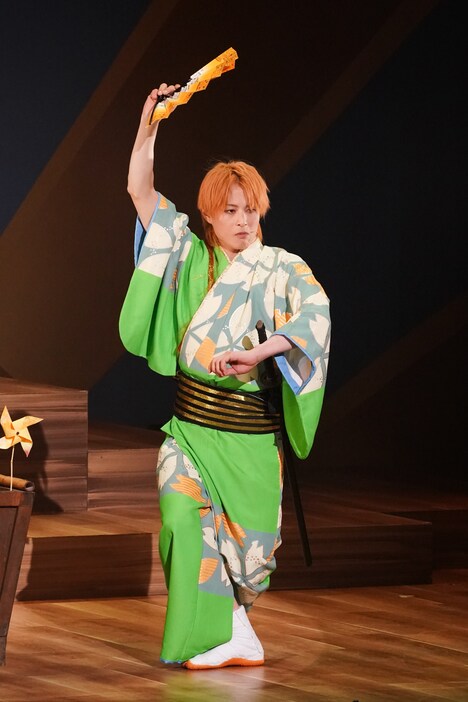 「池袋サンシャイン座長フェスティバル ～『堂々めぐりの人斬り狼』＆『西部のハリーはあばれ馬』～」より、新木宏典が座長を務めた初日公演の様子。©「池袋サンシャイン座長フェスティバル」製作委員会／岩田えり