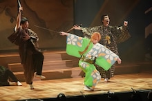 「池袋サンシャイン座長フェスティバル ～『堂々めぐりの人斬り狼』＆『西部のハリーはあばれ馬』～」より、新木宏典が座長を務めた初日公演の様子。©「池袋サンシャイン座長フェスティバル」製作委員会／岩田えり